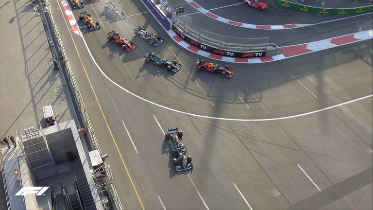 Hamilton fue encerrado en la curva uno en Bakú y descarrilado durante el reinicio