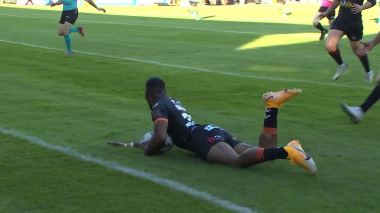 Jason Qareqare scores an unbelievable try on debut for Castleford Tigers with his first touch against Hull FC.
