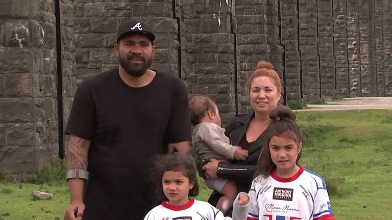 Después de la lesión que puso fin a la carrera de Mose Masoe, las esposas y socios de los jugadores de la Superliga completaron la escalada de Whernside, la más alta de los picos de Yorkshire, para recaudar fondos para jugadores en situaciones similares a las del ex internacional de Samoa.