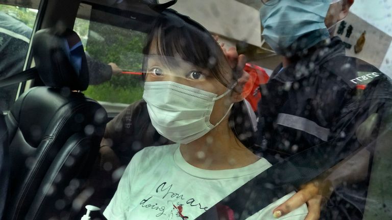 Agnes Chow, une éminente militante pro-démocratie qui a été condamnée à la prison l'année dernière pour son rôle dans une manifestation non autorisée, est libérée à Hong Kong le samedi 12 juin 2021. Chow s'est fait connaître en tant que leader étudiant dans le défunt Scholarism et Les groupes politiques Demosisto, aux côtés d'autres militants au franc-parler tels que Joshua Wong et Ivan Lam.  (Photo AP/Vincent Yu)