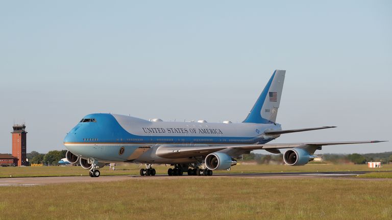 Air Force One transportant le président américain Joe Biden atterrit à RAF (Royal Air Force) Mildenhall alors qu'il arrive avant le sommet du G7, près de Mildenhall, Suffolk, Grande-Bretagne, le 9 juin 2021. REUTERS/Andrew Boyers