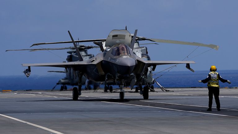 Un membre d'équipage fait un signal à un avion F-35 pour le décollage du porte-avions britannique HMS Queen Elizabeth en mer Méditerranée le dimanche 20 juin 2021. Photo : AP