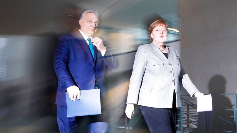 Herr Orban mit Bundeskanzlerin Angela Merkel im Jahr 2020 in Berlin. 