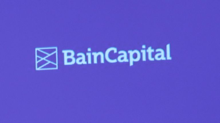 خبرنگاری دست خود را برای پرسیدن سؤالی در جریان کنفرانس مطبوعاتی مدیر عامل Bain Capital LP یوجی سوگیموتو (در تصویر) در توکیو، ژاپن، 5 اکتبر 2017 بالا برد.