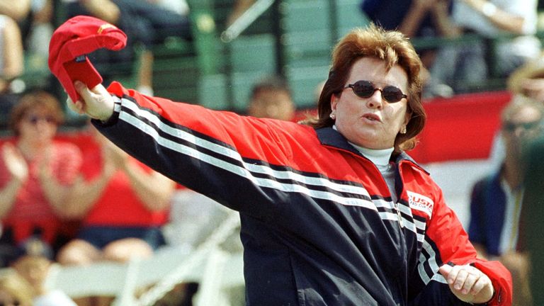 La légende du tennis Billy Jean King, qui entraîne l'équipe de tennis des États-Unis lors de cet événement, agite son chapeau alors qu'elle entre sur le court lors de la finale du groupe mondial 1999 de la Fed Cup au stade de tennis familial Taube de l'Université de Stanford à Palo Alto, en septembre 18. 