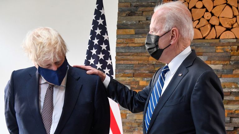 Le président américain Joe Biden s'entretient avec le Premier ministre britannique Boris Johnson, alors qu'ils examinent des documents historiques et des artefacts relatifs à la Charte de l'Atlantique lors de leur réunion, au Carbis Bay Hotel, Carbis Bay, Cornwall, Grande-Bretagne, le 10 juin 2021. REUTERS/Toby Melville/ Piscine

