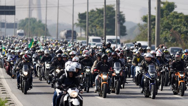 شارك الآلاف من سائقي الدراجات النارية - أمام الرئيس