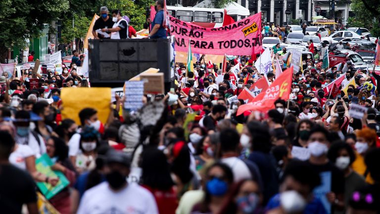 ブラジルでは現在、1日あたり2,000人以上が死亡しており、完全に予防接種を受けているのは人口の11％にすぎません。 写真：AP