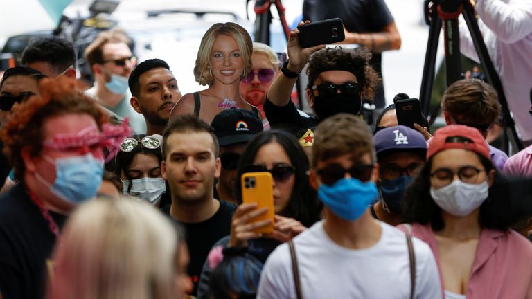 Les gens manifestent en faveur de la pop star Britney Spears le jour d'une audience de tutelle au palais de justice Stanley Mosk à Los Angeles, Californie