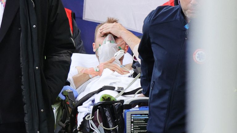 Eriksen semblait conscient alors qu'il était allongé sur une civière.  Photo : Getty