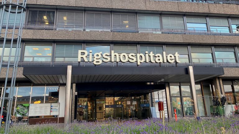 Eriksen reçoit le soutien de son partenaire et de ses parents à l'hôpital Rigshospitalet de Copenhague