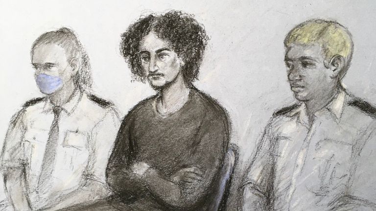 Croquis de l'artiste de la cour par Elizabeth Cook de Danyal Hussein (centre) apparaissant sur le quai de l'Old Bailey, Londres, où il est jugé accusé d'avoir tué les sœurs Nicole Smallman et Bibaa Henry à Fryent Country Park, Wembley, au nord-ouest de Londres, en les premières heures du samedi 6 juin 2020. Photo date : mercredi 9 juin 2021.