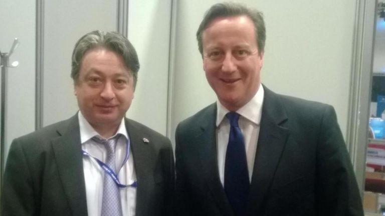 Le propriétaire d'Aquind, Alexander Temerko, pose pour une photo avec l'ancien Premier ministre David Cameron en 2014 (alexandertemerko.co.uk)