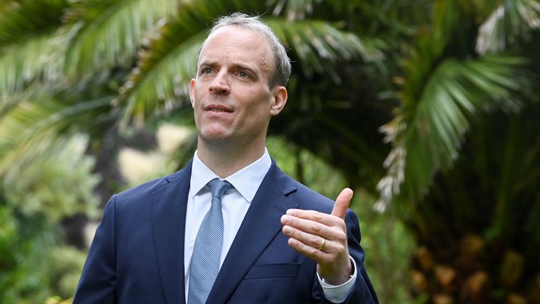 Le ministre britannique des Affaires étrangères, Dominic Raab, fait un geste lors d'une interview avec Reuters en marge du sommet du G7 à Carbis Bay, Cornwall