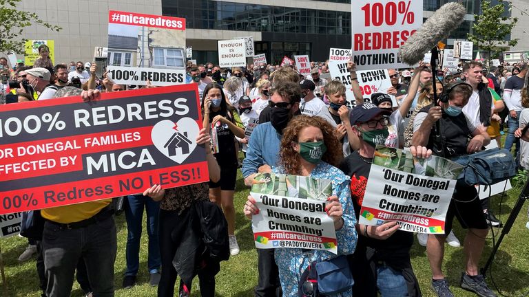 Mica redresse les manifestants à Dublin.  Leurs maisons s'effondrent à cause de la forte teneur en mica des briques