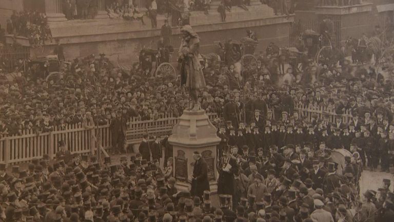 The statue was unveiled to crowds in 1895