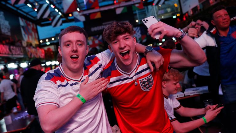 Les fans se rassemblent pour la République tchèque v Angleterre - Box Park, Croydon, Londres