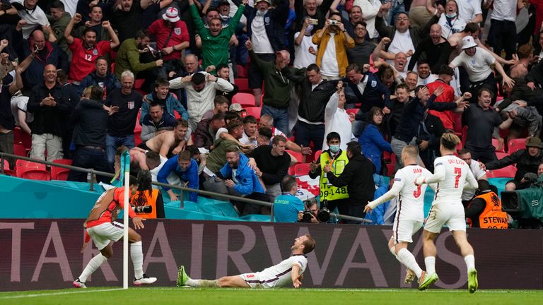 Striker Manchester City Raheem Sterling mencetak gol pertama Inggris dan kapten Harry Kane membawa permainan melampaui Jerman 