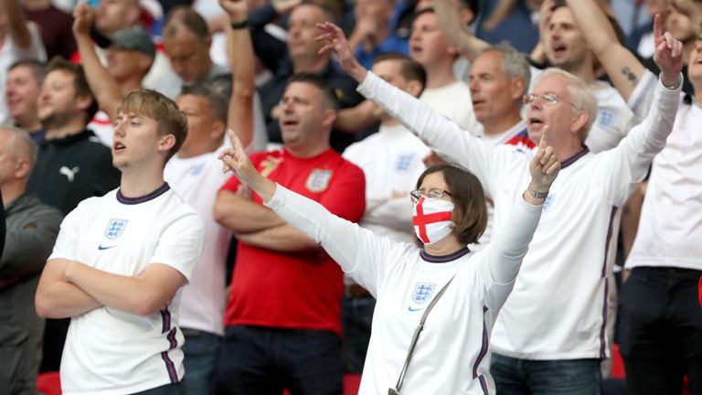 Inggris disemangati oleh kerumunan liar di Wembley saat perempat final berlangsung