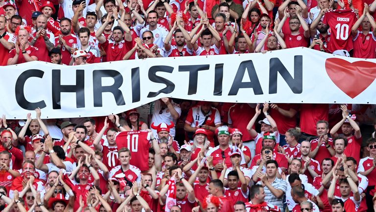 هواداران دانمارک بنرهایی را برای کریستین اریکسن به نمایش می گذارند