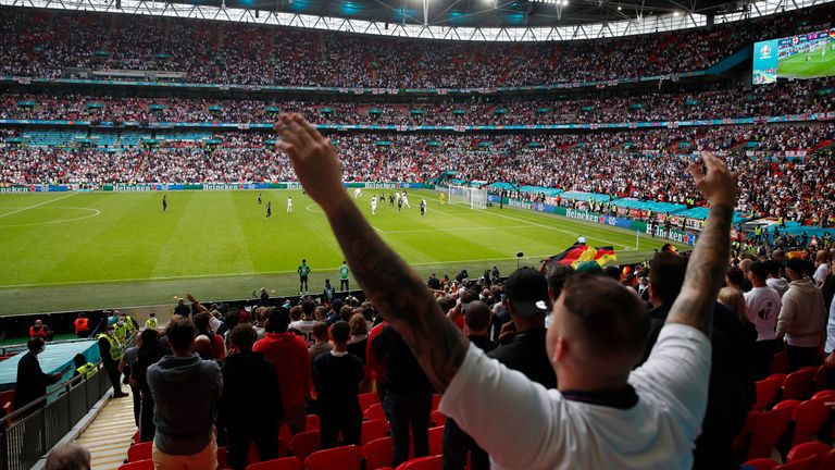 Fußball - Euro 2020 - Achtelfinale - England gegen Deutschland - Wembley-Stadion, London, Großbritannien - 29. Juni 2021 Englischer Fan feiert während des Pool-Spiels über REUTERS / Matthew Childs