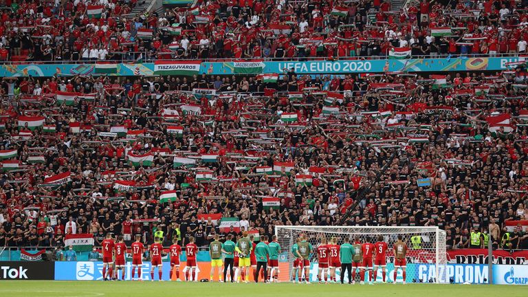 Soccer Football - Euro 2020 - Group F - Hungary v Portugal - Puskas Arena, Budapest, Hungary - June 15, 2021 Hungary players applaud fans after the match Pool via REUTERS/Alex Pantling
