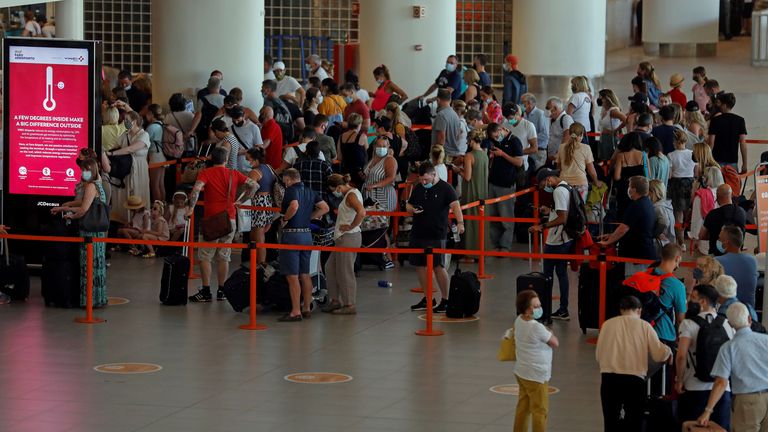 Des gens font la queue à l'aéroport de Faro au milieu de la pandémie de maladie à coronavirus (COVID-19), à Faro, au Portugal, le 6 juin 2021. REUTERS/Pedro Nunes