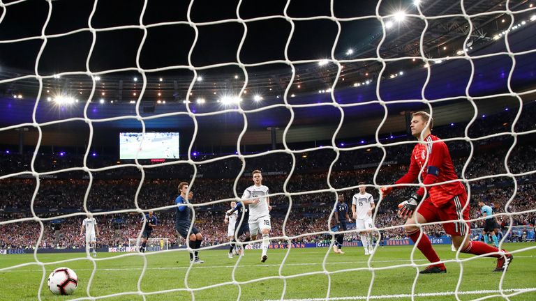 Soccer Football - UEFA Nations League - League A - Group 1 - France v Germany - Stade de France, Paris, France - October 16, 2018  Germany&#39;s Manuel Neuer looks dejected after France&#39;s Antoine Griezmann scores their second goal from the penalty spot   REUTERS/Gonzalo Fuentes