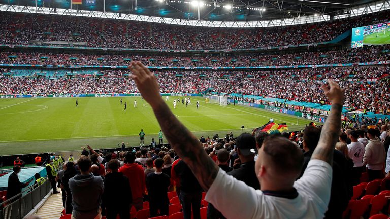 Football Football – Euro 2020 – 8es de finale – Angleterre v Allemagne – Wembley Stadium, Londres, Grande-Bretagne – 29 juin 2021 Un fan anglais célèbre pendant le match Pool via REUTERS/Matthew Childs TPX IMAGES DU JOUR