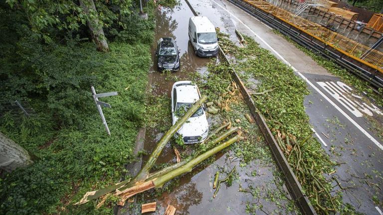 Un arbre a heurté une voiture et bloqué une rue après une tempête à Stuttgart.  Photo : Simon Adomat/VMD-Images/dpa/AP