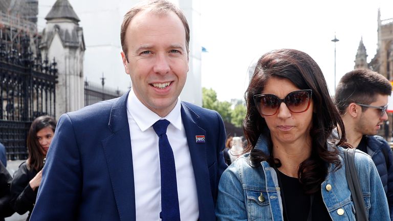 Le législateur du parti conservateur britannique Matt Hancock, secrétaire d'État à la Santé et aux Affaires sociales, quitte le Parlement avec un assistant, à Londres, le vendredi 14 juin 2019. Hancock a annoncé qu'il s'était retiré de la campagne à la direction du Parti conservateur pour devenir le prochain Premier ministre britannique.  (AP Photo/Alastair Grant)