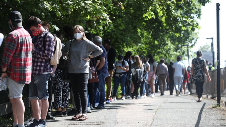 Personas que hacen cola para ir al Belmont Health Center en Harrow que entrega una primera dosis de la vacuna contra el coronavirus de Pfizer a cualquier persona mayor de 18 años el sábado y el domingo que viva o trabaje en Harrow.  Fecha de la foto: sábado 5 de junio de 2021.