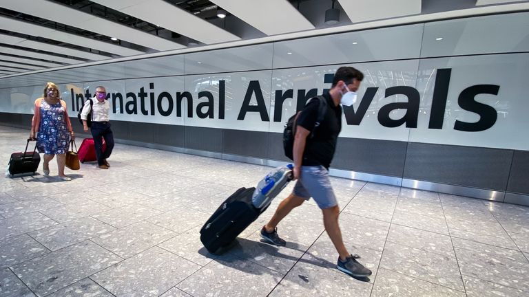 Photo de fichier en date du 22/08/20 des passagers dans le hall des arrivées de l'aéroport d'Heathrow, à Londres.  La très attendue liste verte des pays que les touristes peuvent visiter sans mise en quarantaine à leur retour sera publiée vendredi.  Date d'émission : vendredi 7 mai 2021.