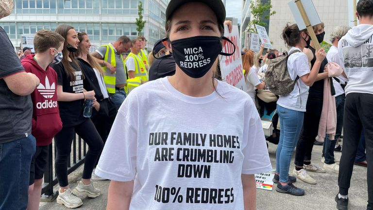 Joanne McLaughlin lors de la manifestation de Dublin.  Les maisons s'effondrent à cause de la forte teneur en mica des briques