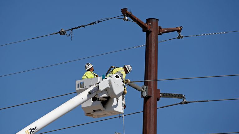 Il pallone è esploso nelle linee elettriche.  Foto: Associated Press