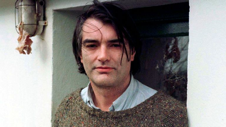 Ian Bailey berbicara kepada wartawan di rumahnya di County Cork, 13 Februari 1997