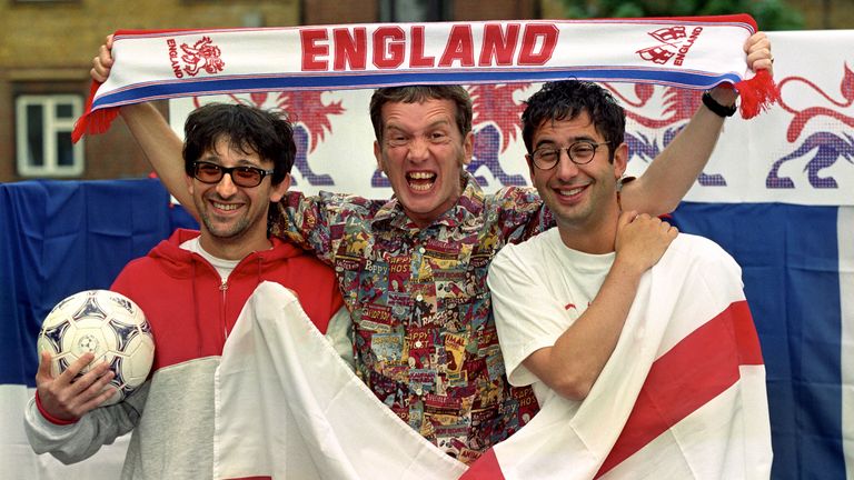 Ian Brody dei Lightening Seeds (da sinistra a destra), i comici Frank Skinner e David Badel in videochiamata annunciano la loro nuova versione registrata di The Three Lions in concomitanza con la Coppa del Mondo del 1998.