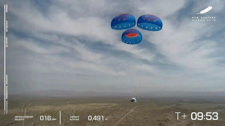 La capsule New Shepard est vue utilisant des parachutes pour atterrir lors d'un test au Texas en avril.  Photo : AP