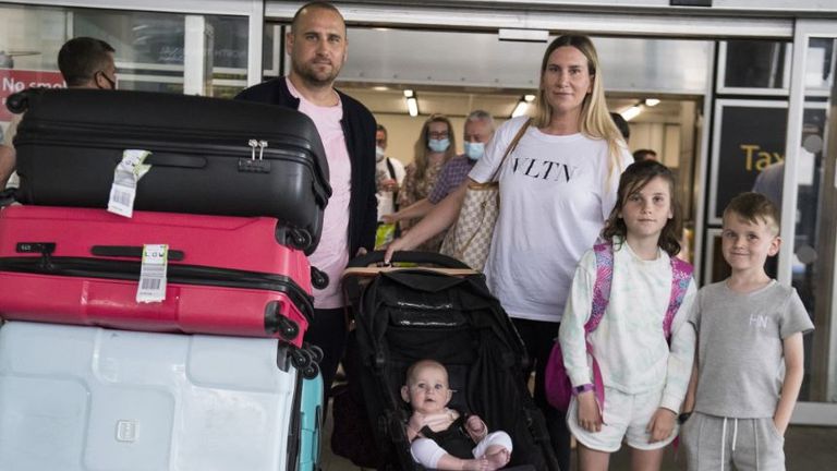 Paul et Jemma Nevard, et leurs trois enfants (noms non donnés) qui vivent à Bromley, arrivent à l'aéroport de Gatwick dans le West Sussex après être revenus sur un vol de Porto Santo à Madère, au Portugal, avant l'exigence de 4 heures du matin pour les voyageurs arrivant. du Portugal à la quarantaine pendant 10 jours entre en vigueur.  Date de la photo : lundi 7 juin 2021.