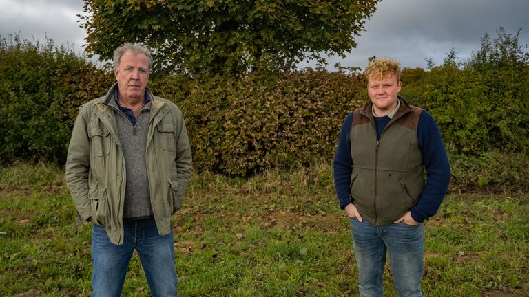 Jeremy Clarkson y Caleb Cooper en el rancho de Clarkson.  Foto: Amazon Prime Video