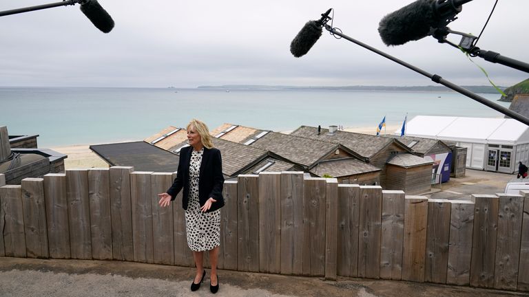 La première dame Jill Biden s'entretient avec des journalistes après avoir rendu visite à Carrie Johnson.  Photo : AP