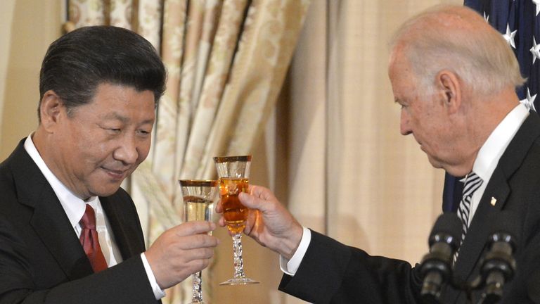 Le président chinois Xi Jinping (à gauche) et le vice-président Joe Biden lèvent leurs verres en portant un toast lors d'un déjeuner au département d'État, à Washington, le 25 septembre 2015. La visite de Xi avec le président Barack Obama devrait être assombrie par des divergences sur de prétendus Chinois le cyber-espionnage, les politiques économiques de Pékin et les conflits territoriaux en mer de Chine méridionale.  REUTERS/Mike Theiler