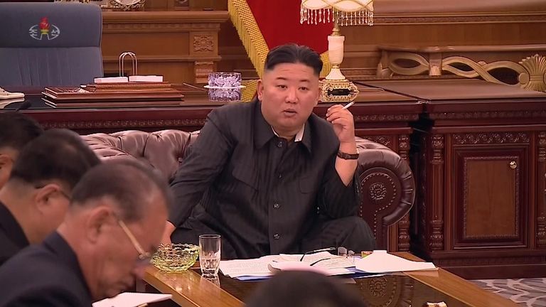 Kim Jong Un, üst düzey yetkililerle yaptığı toplantıda sigara içiyor