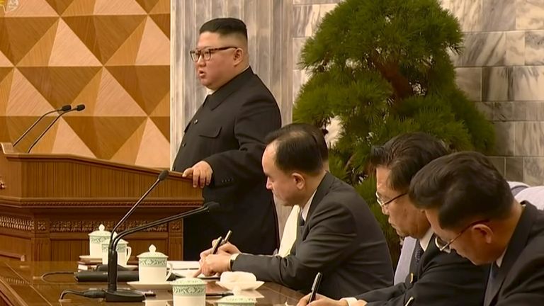 Kim Jong Un s'exprime lors d'une réunion des travailleurs  Faites la fête dans cette image fixe tirée d'une séquence de KRT le 12 février 2021