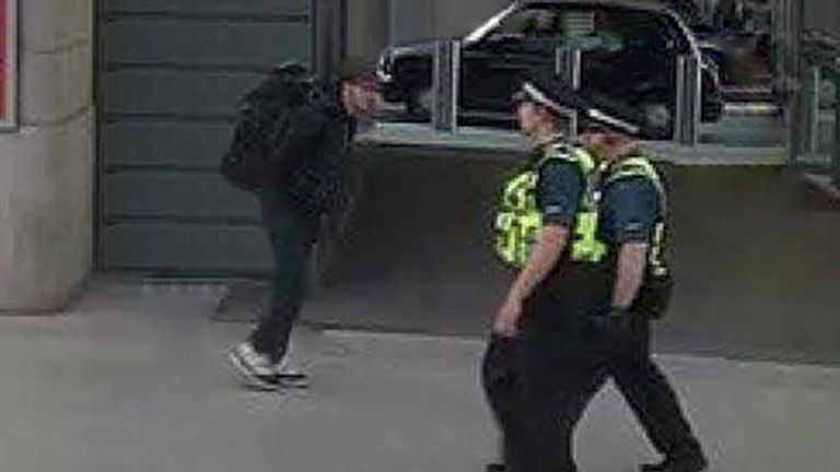 Salman Abedi walks past two PCSOs the night of the attack