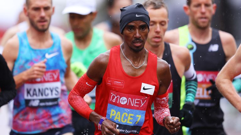 Athletics - London Marathon - London, Britain - October 4, 2020 Pacemaker Britain&#39;s Mo Farah with runners during the elite men&#39;s race Pool via REUTERS/Richard Heathcote