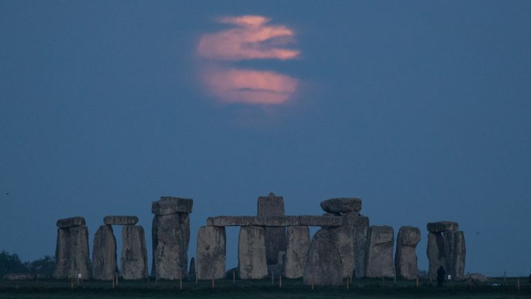 Wolken verdeckten in einigen Gebieten den riesigen Maimond