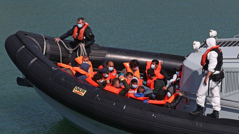 Un groupe de migrants a été secouru jeudi d'un petit bateau dans la Manche