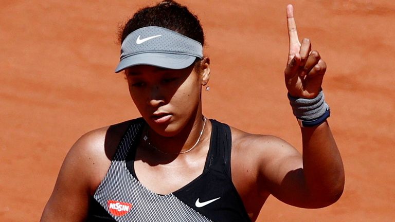 Naomi Osaka de Japón durante su partido de primera ronda en el Abierto de Francia