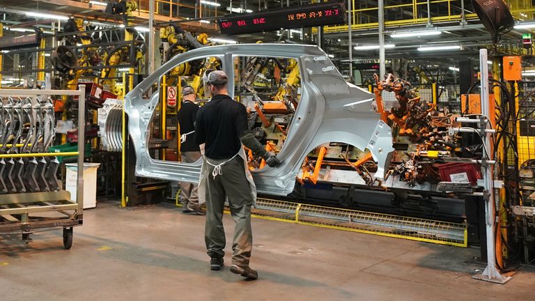 Workers on the production line at Nissan&#39;s plant in Sunderland